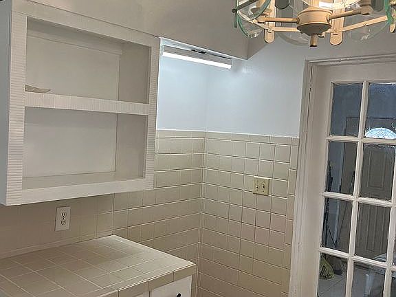 3rd image of 3422 Paris Pl