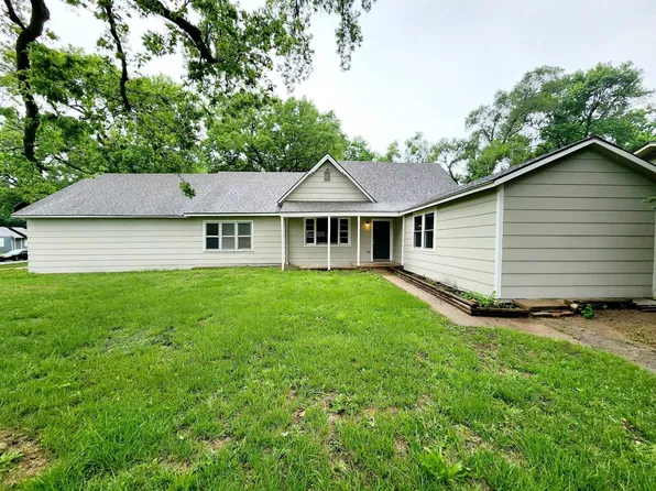 702 W 11th St, Newton, KS 67114