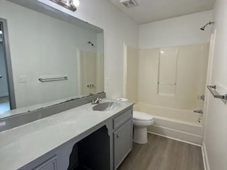 Stonehenge Apartments — Photo 24