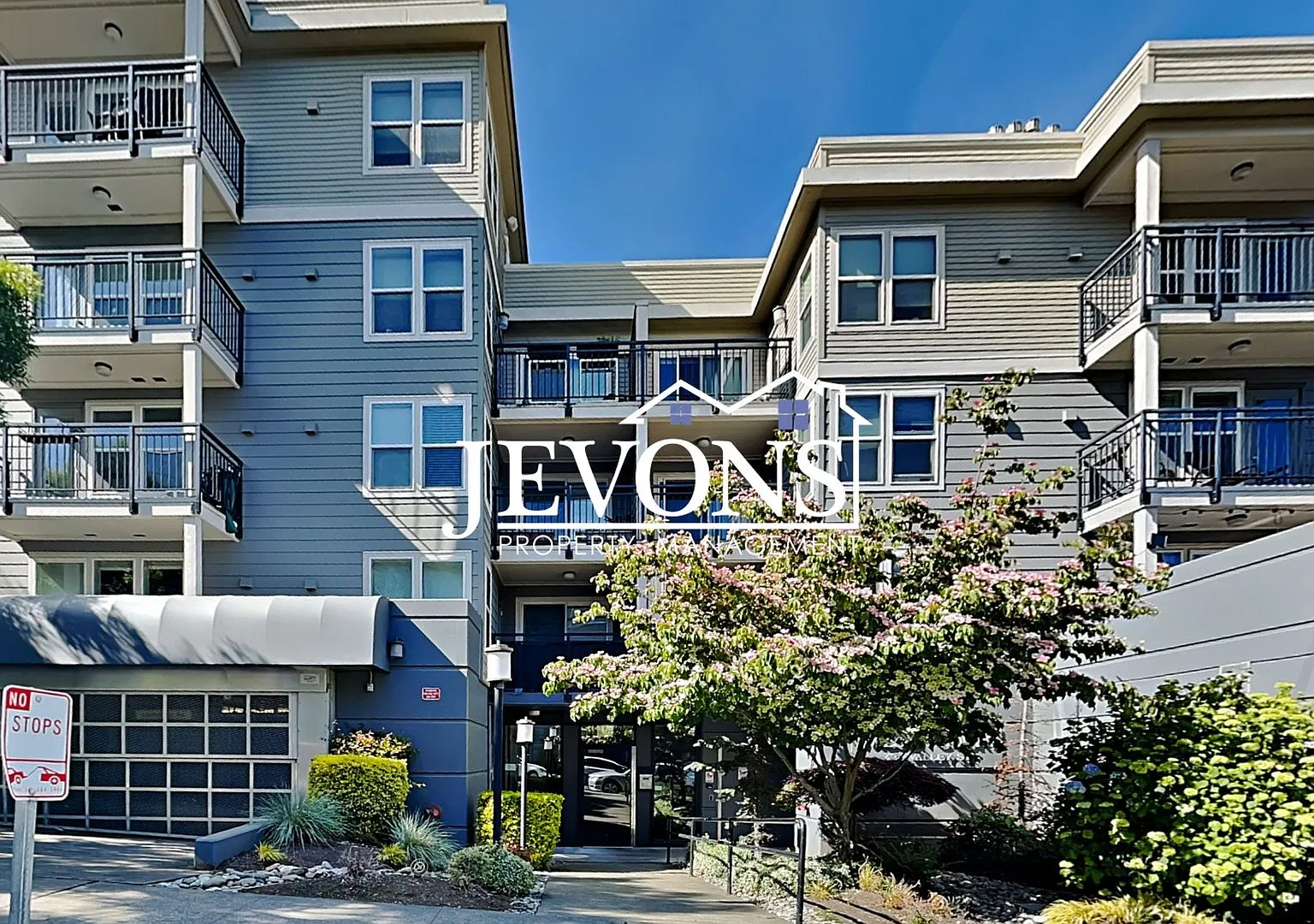 2BR/2BA Home 50% Off First Month's Rent, In-Unit Laundry & Assigned Parking in the Heart of Seattle! — Photo 3
