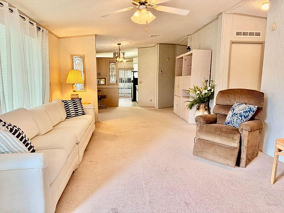 4th image of 407 NE 8TH Avenue
