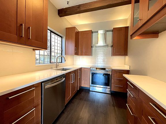 4th image of 834 Castro St APT 1