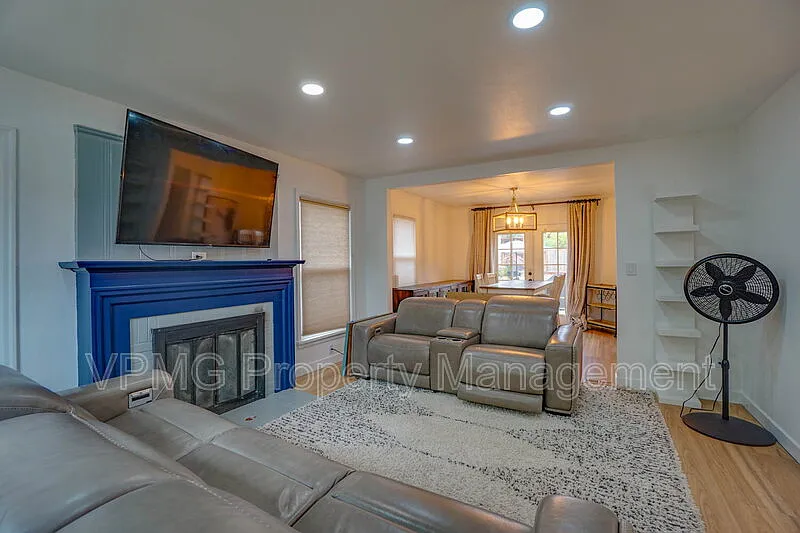 4 bed, 2.0 bath, 2072 sqft, $3,350 — Photo 4