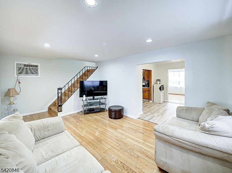1st image of 32 Montgomery St