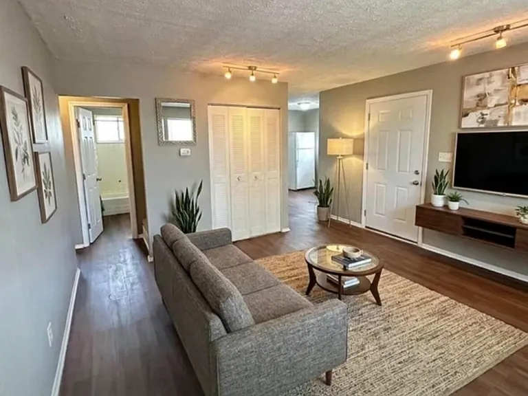 940 Ferndale Pl #B — Photo 2