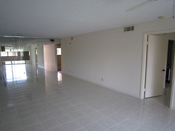 4th image of 5550 Witney Drive #202e