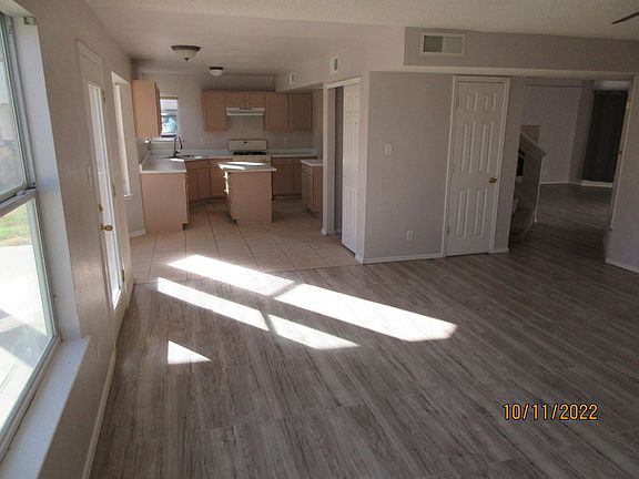5th image of 404 Desert Chicory St