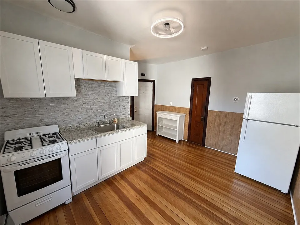 869 Brock Ave #2S