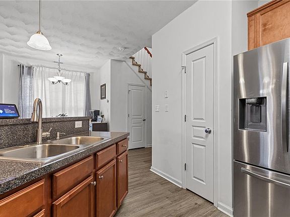 5th image of 22 Rutland Dr