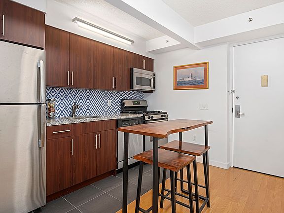 3rd image of 555 W 23rd St APT S8k