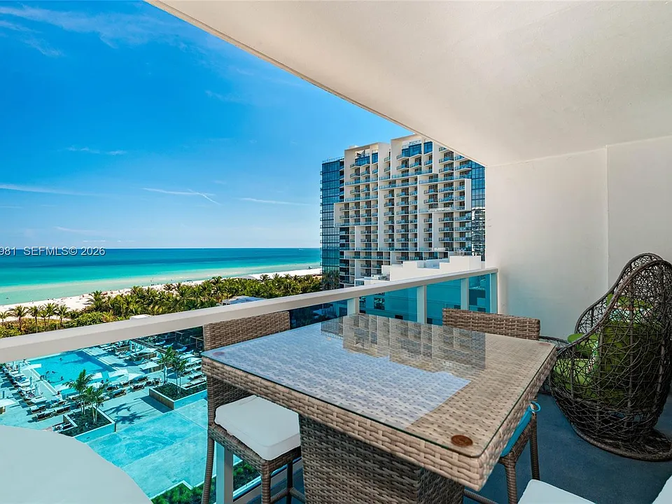 2301 Collins Ave #941