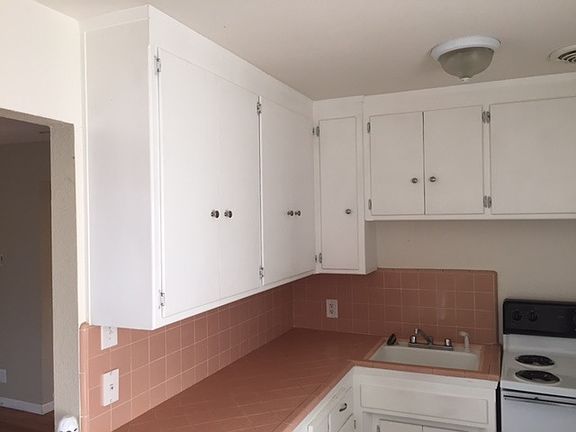 3rd image of 1111 W St APT 3