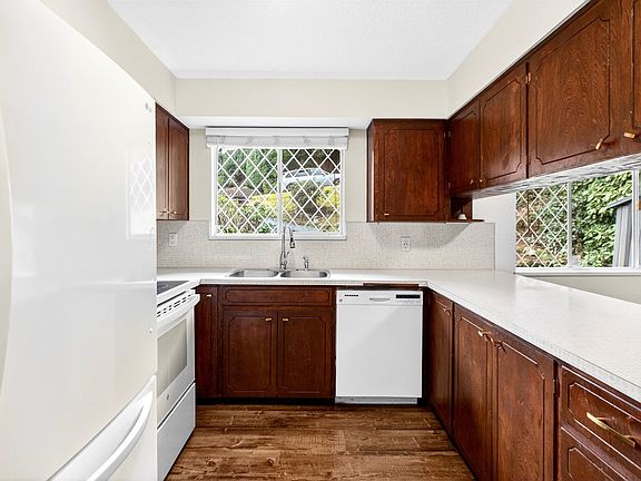 4th image of 3362 Viewmount Dr