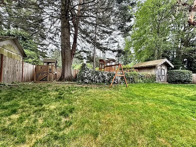 710 Parkway Ct NE — Photo 36