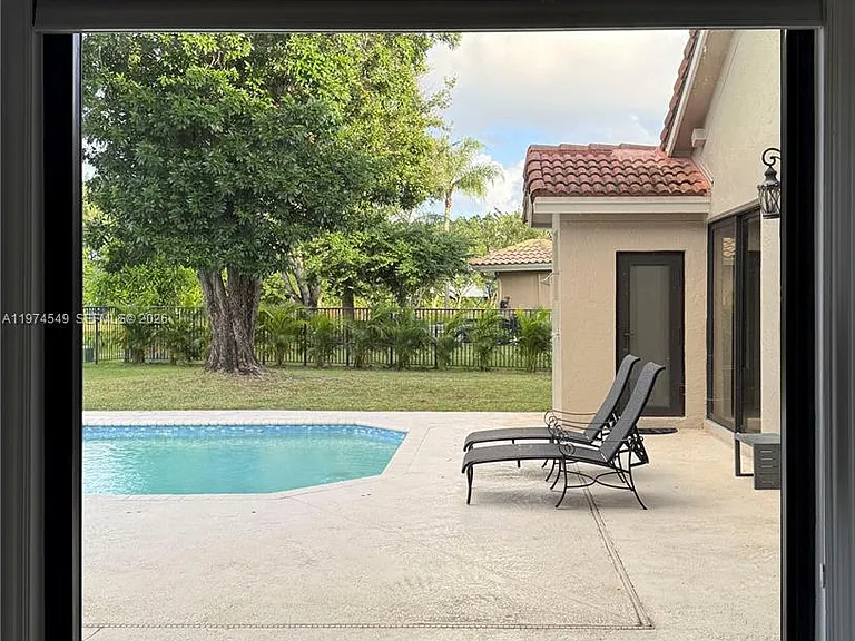400 Alexandra Cir — Photo 35