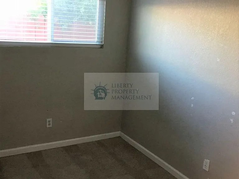 34 E 4th St #B — Photo 10