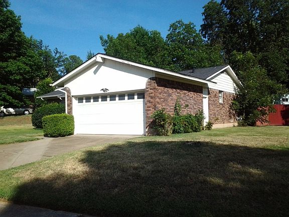 2nd image of 805 Ravenwood Dr