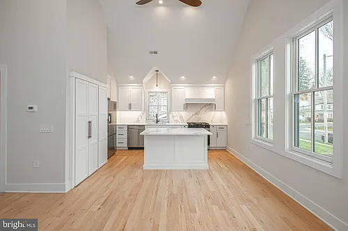 156 W Oakland Ave Photo 1