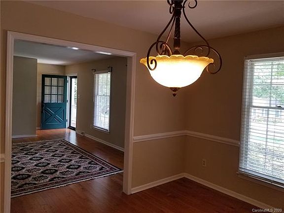 4th image of 301 Wilcrest Dr