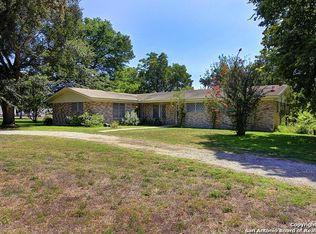 2407 N Heideke St, Seguin, TX 78155