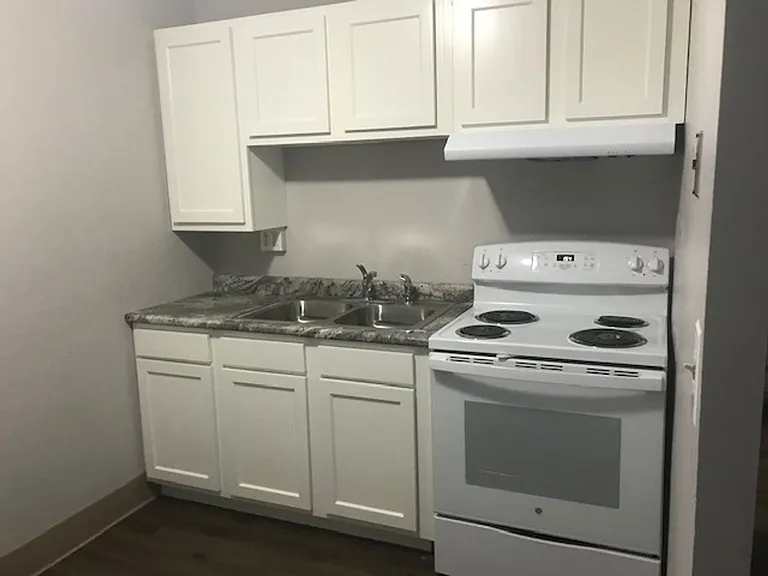 Apartment off 28th and Clyde Park Available — Photo 33