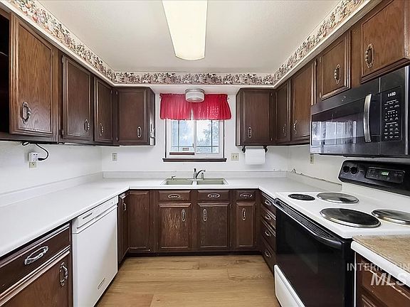 3rd image of 22081 Jeanne Dr