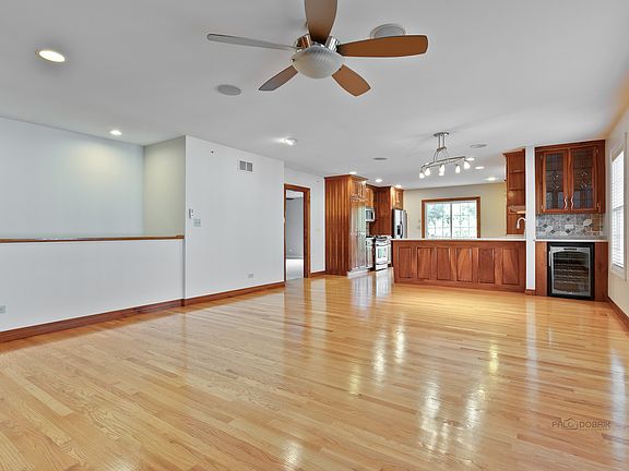 3rd image of 1525 Queen Ann Ln