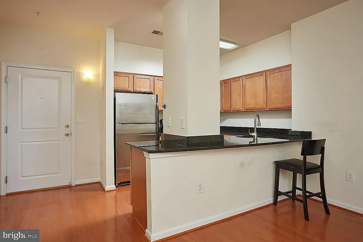 2 bed, 1025 sqft, $2,500 — Photo 2