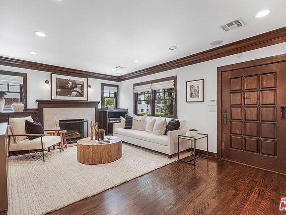 5th image of 342 N Irving Blvd