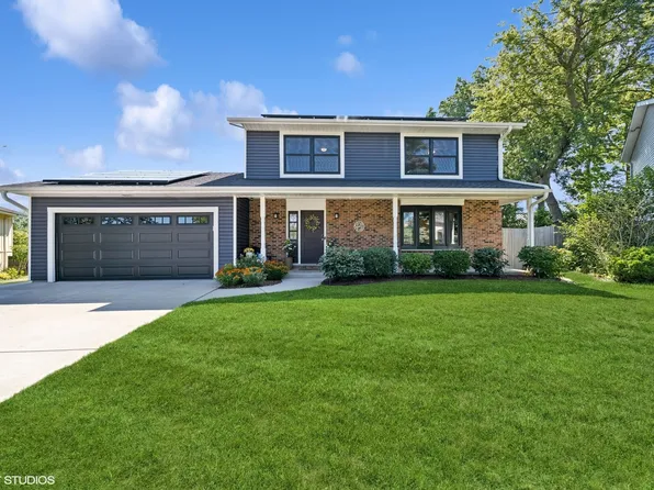 800 Braemar Dr, Mundelein, IL 60060