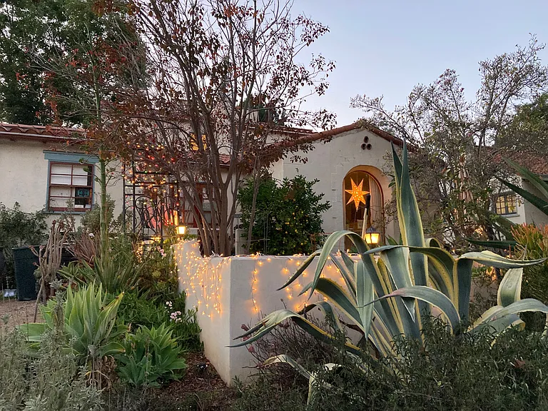 Front of house with decoratioins