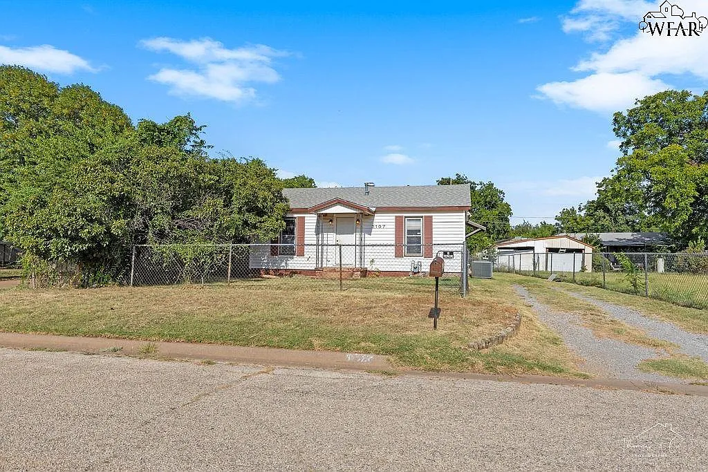 2 bed, 1.0 bath, 796 sqft, $850 — Photo 2