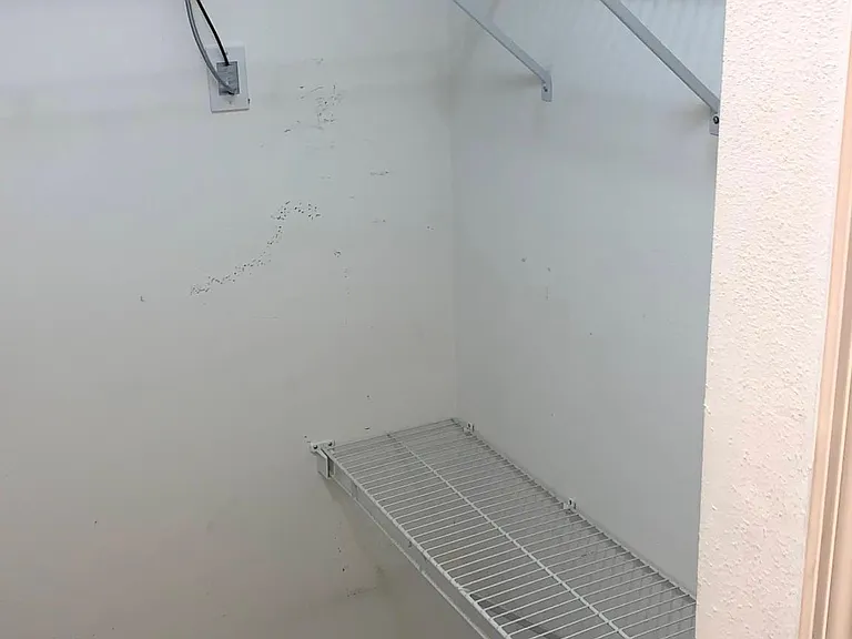 110 N Hawthorne Ave — Photo 32