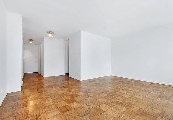 3rd image of 300 E 33rd St APT 21H