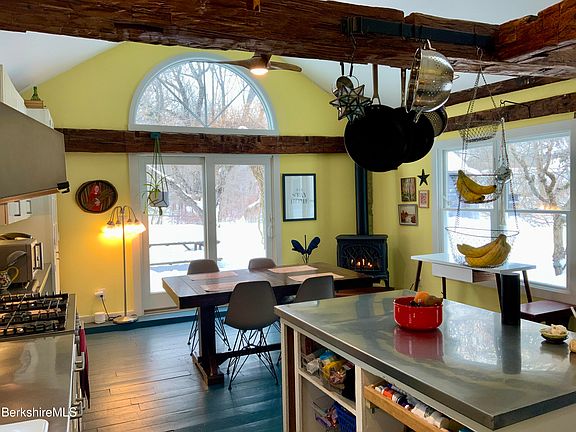 5th image of 139 W Center Rd