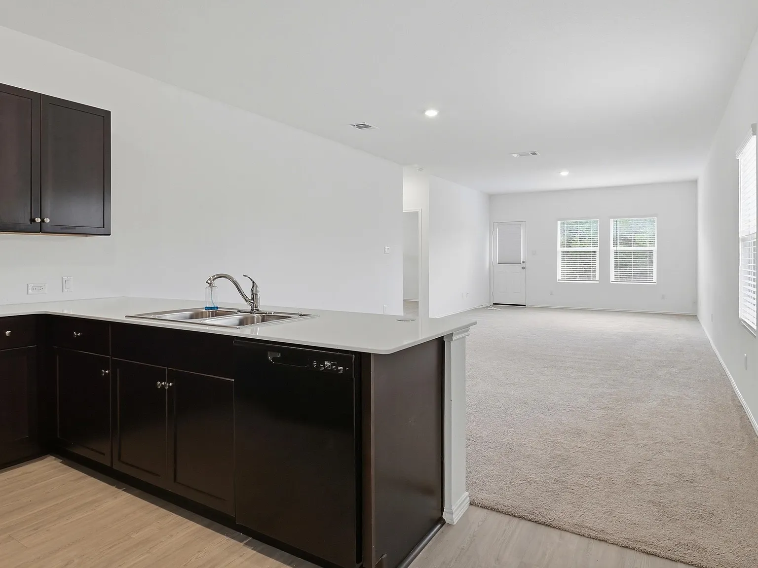 4 bed, 2.0 bath, 1640 sqft, $2,300 — Photo 4