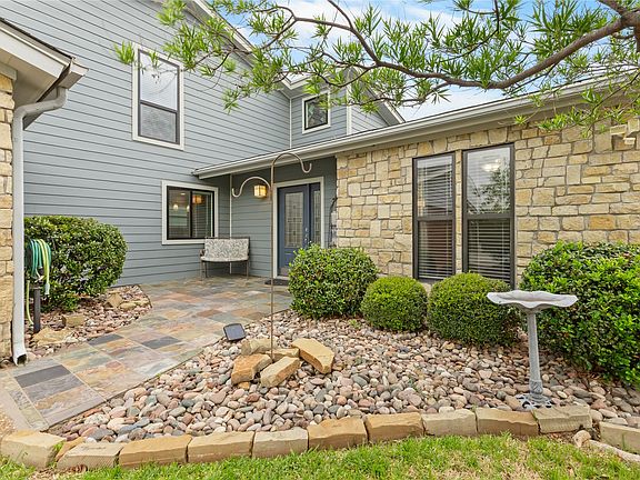 4th image of 568 Harbor Cir
