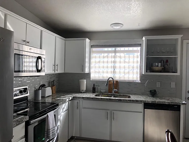 325 W Holladay Dr — Photo 2