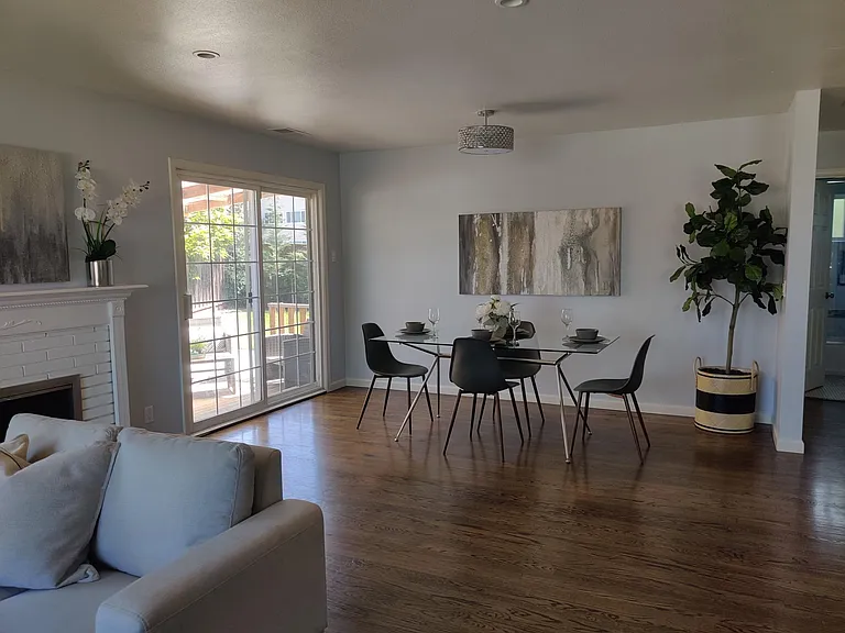 806 Carmel Ct — Photo 3