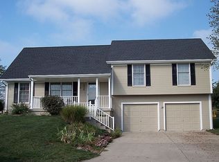 1328 SW Pacific Dr, Lees Summit, MO 64081