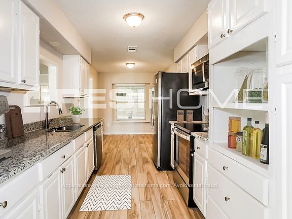 4th image of 800 Bedford Ct W