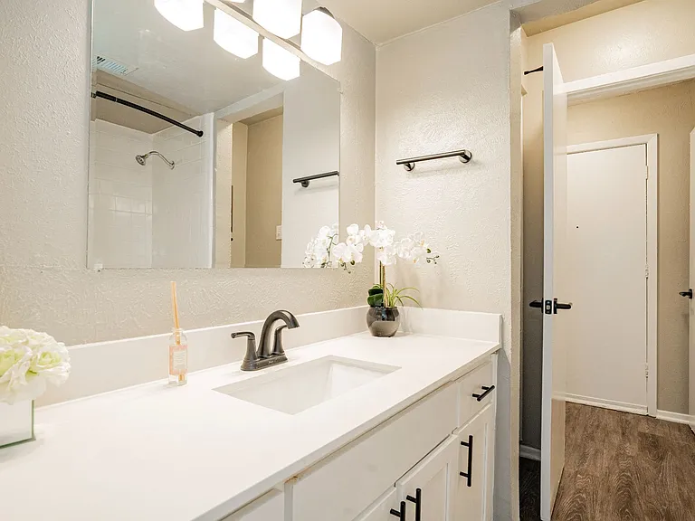 Aero White Rock — Photo 12