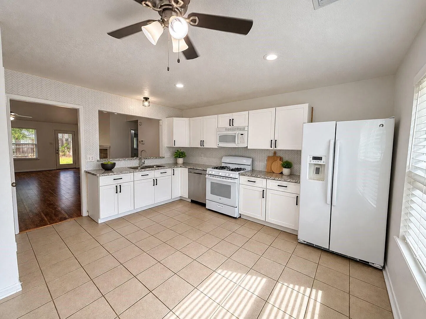 3 bed, 2.0 bath, 1621 sqft, $2,000 — Photo 4