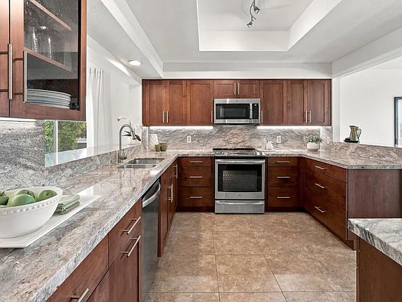 4th image of 752 Vista Lago Dr N