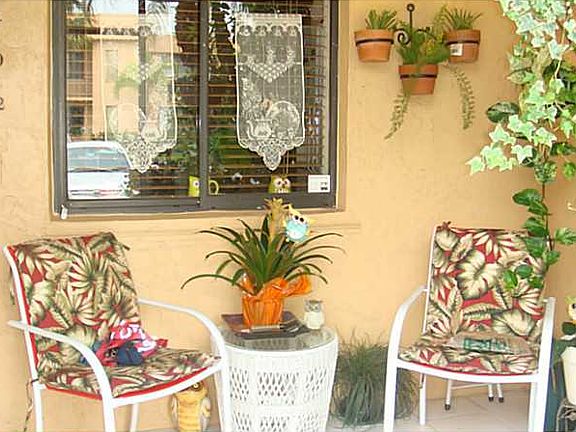 2/2 CONDO FOR SALE SITUATED IN THE HEART OF WESTON.