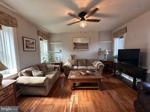 3rd image of 3519 Cabot Rd