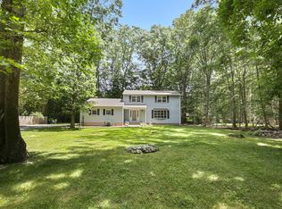 55 Partridge Hollow Rd, Gales Ferry, CT 06335