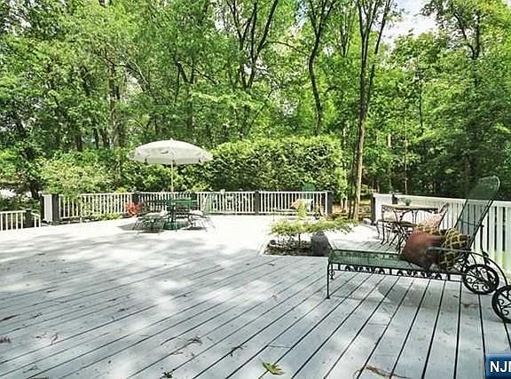 4th image of 277 Maple St