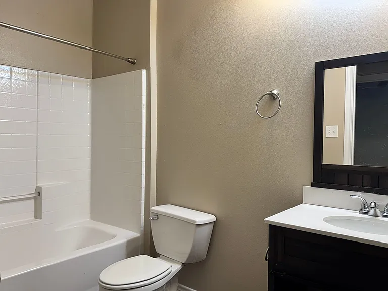Bellwood Lake Apartments — Photo 15