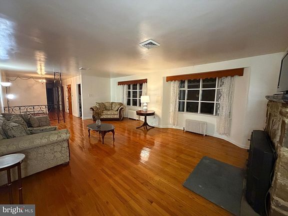 5th image of 155 W 3rd Ave